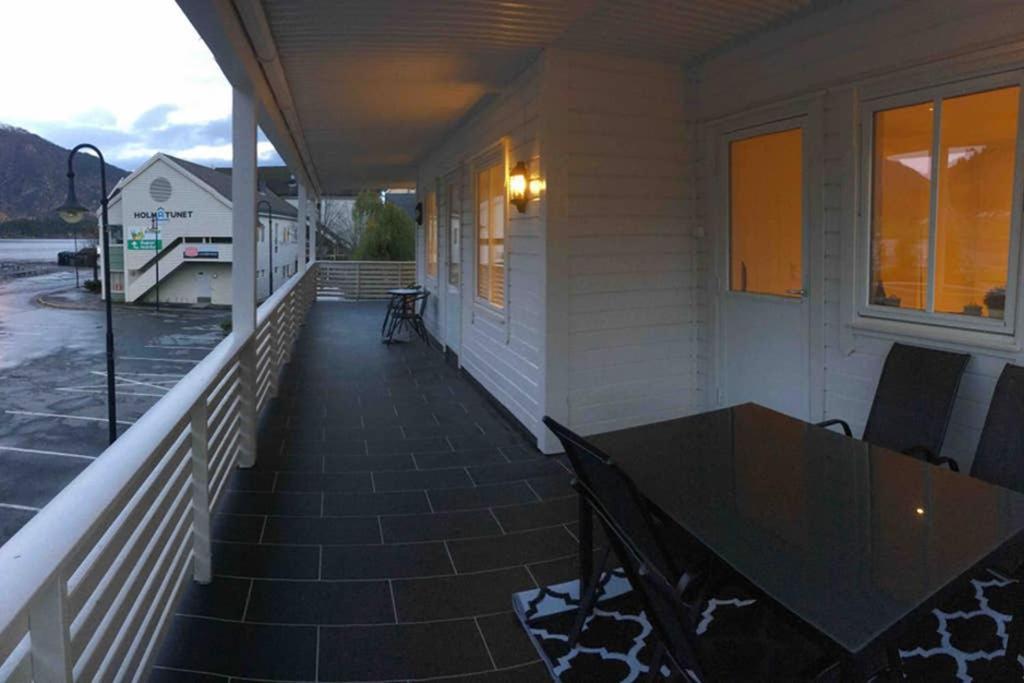Balestrand Fjordapartments Holmen 19A Екстер'єр фото